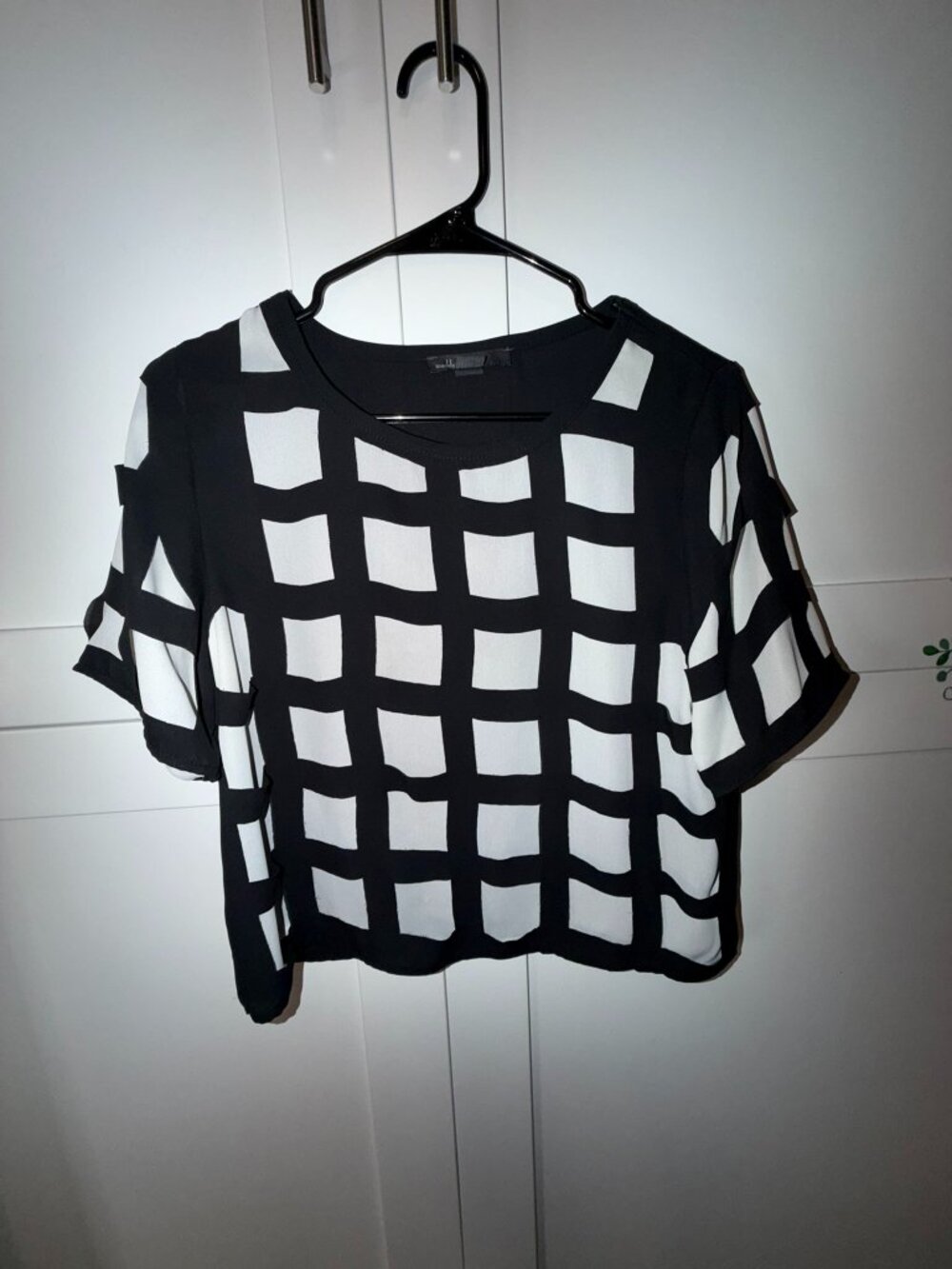 Maddy K - Black & White Blouse - size Medium